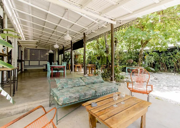 Bajo El Arbol B&B